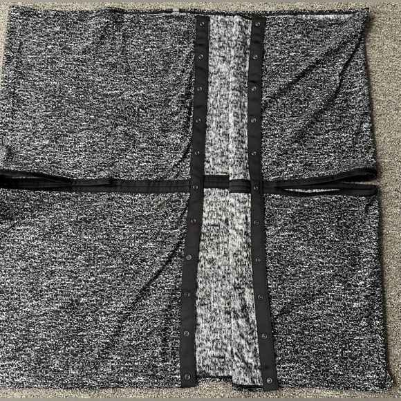 LULULEMON Vinyasa Scarf Wrap Rulu Fabric Snaps Logo Black/ White O/S - Picture 8 of 8